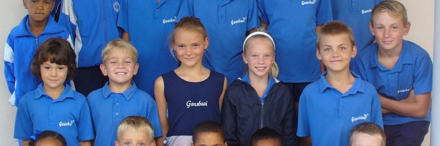  Voor vlnr: Joy Hans, Stefan Stieger, Ronnie Williams, Thershia Abrahams en Hugo Bester (0/7). 2de ry vlnr: Joani-Lee Vos, Philip Olivier (0/8); Nel Stieger, JohandrÃ© Wessels, Ralph Smit (0/9); Adrian Hage (0/12). 3de ry vlnr: Hayward Valentine, Karli-Mari Geldenhuys, Tristan Tayob (0/11); Jean-Marc Diamouangana (0/12); ChloÃ« Coetzee, Nadine Groenewald, Anrie van Niekerk (0/11); Akisha Johannes (0/13); Caitlyn Otto (0/12); Fiona Fourie, Jacques Augustyn (0/13). Agter vlnr: Jurie-Johann Groenewald (0/12); Werner van Zyl (0/13)